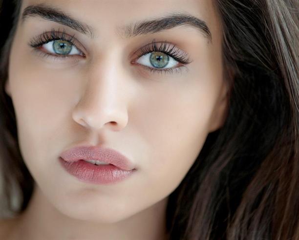 Adriana Lima? Amine Gülşe? Hangisi?