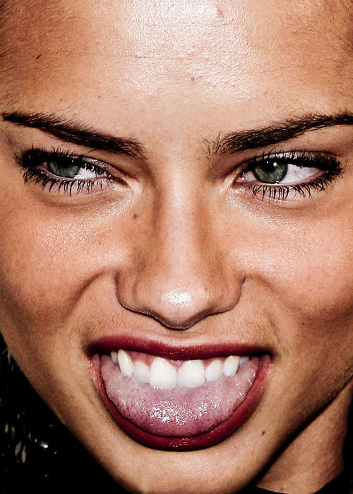 Adriana Lima'nın yakından fotoğrafı nasıl?