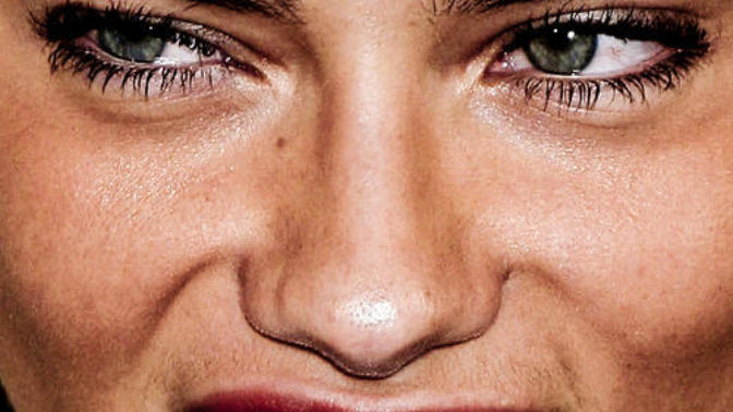 Adriana Lima'nın yakından fotoğrafı nasıl?