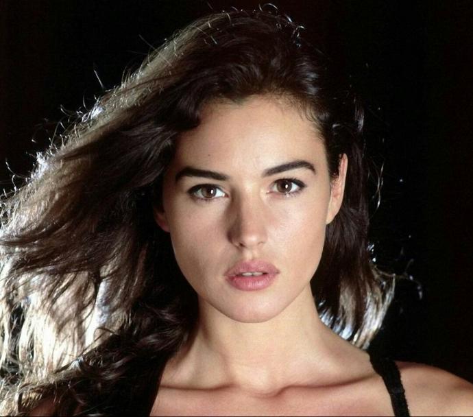 Scarlett Johansson mı Monica Bellucci mi?