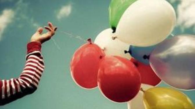 Acıyı hatırlatan elinde kalan ip midir, uçup giden balon mu?
