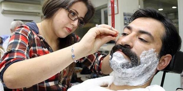 Erkekler, bir bayana saç ve sakal tıraşı olur musunuz ve bunda bir sakınca olduğunu düşünüyor musunuz (detayı okuyun)?