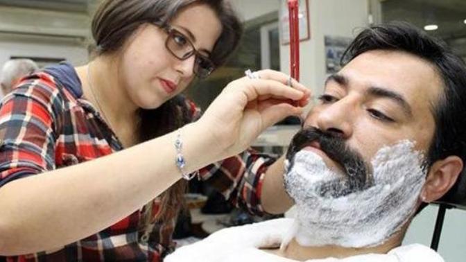 Erkekler, bir bayana saç ve sakal tıraşı olur musunuz ve bunda bir sakınca olduğunu düşünüyor musunuz (detayı okuyun)?