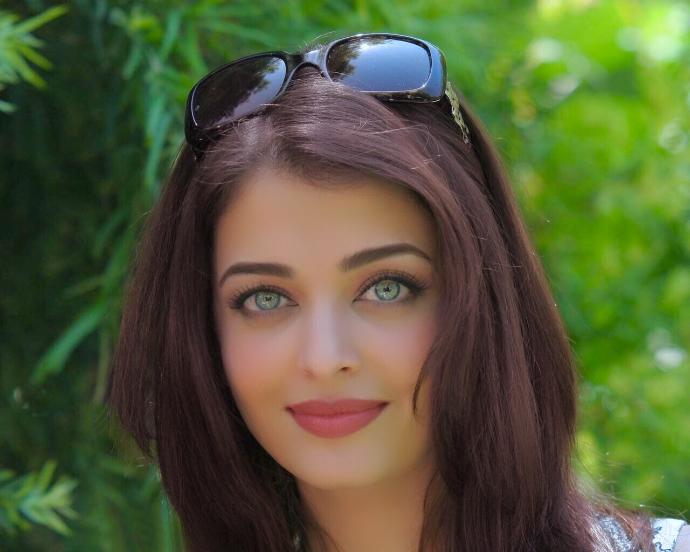 Kızlar, Aishwarya rai handeden bin kat daha güzel körmüsünüz ?