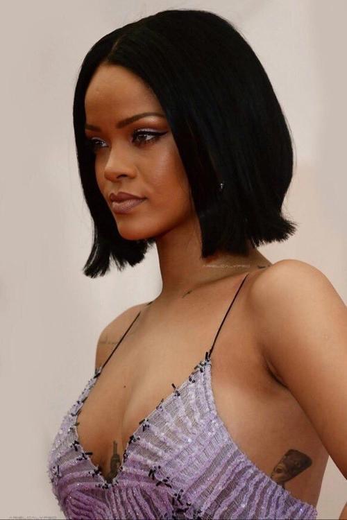 Sizce Rihanna güzel mi çekici mi?
