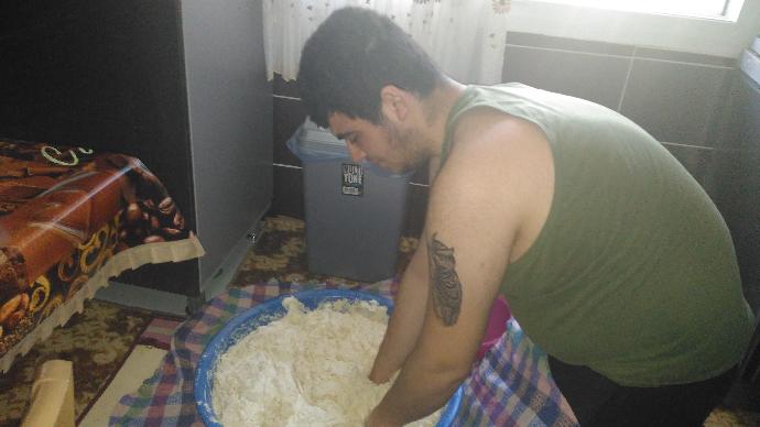 Erkek arkadaşım Hamur yoğuruyor şu an 😂 Görüşleriniz ne 😂😂😂(RESİMLİ) ?