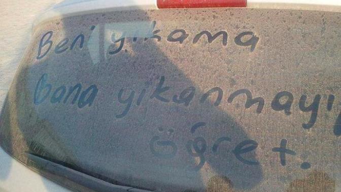 Kirli araba camlarına yazı yazanlar var mı?
