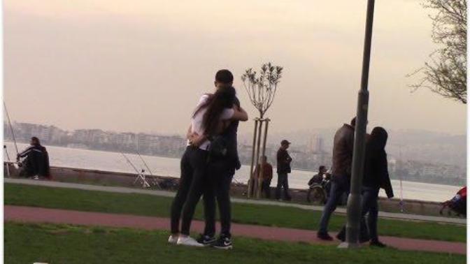 Türkiye'de Dudaktan Öpüşme Cezalı Taş Kağıt Makas Oyunu Oynamışlar Videolu Hemde?