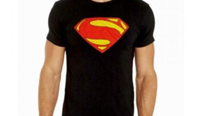 Süperman tshirt ü giyen erkek?