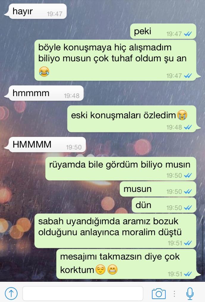 Sizce bu trip mi? büyük harflerle yazmış? dün bana bı yeni emre diyip gülmüştü? sinirlenine arkadaş olalim derdi?