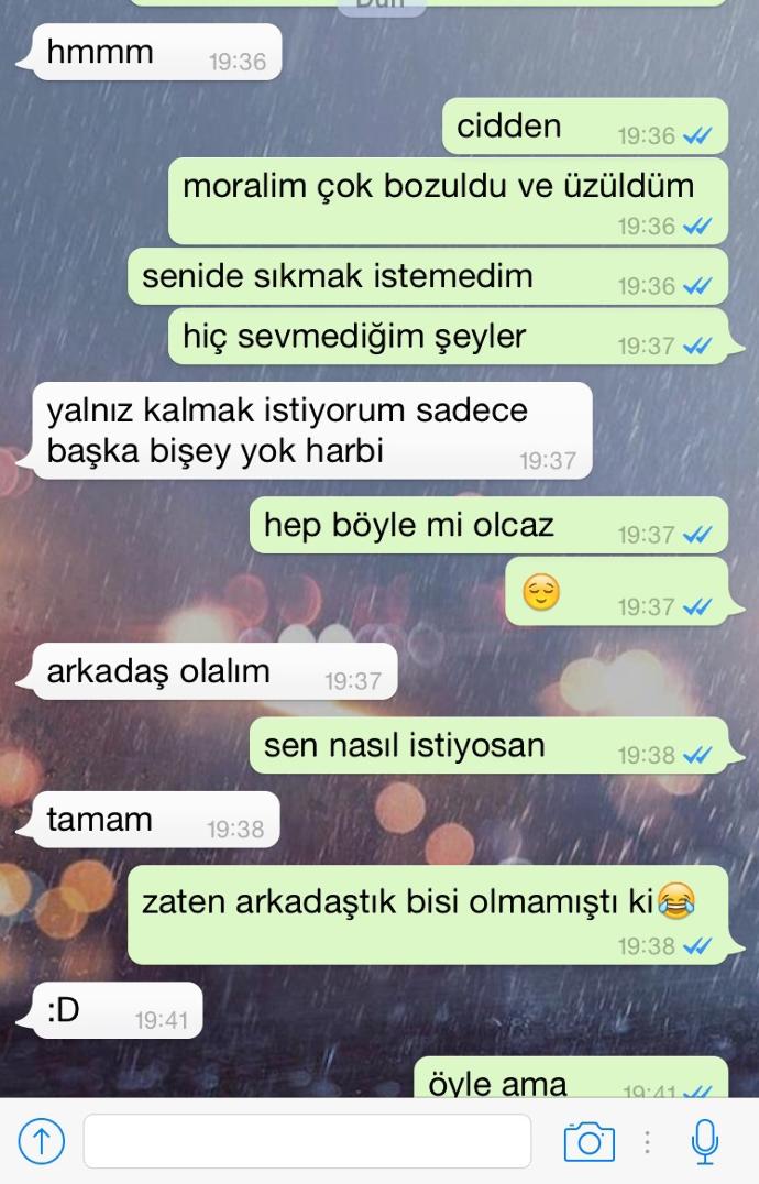Sizce bu trip mi? büyük harflerle yazmış? dün bana bı yeni emre diyip gülmüştü? sinirlenine arkadaş olalim derdi?