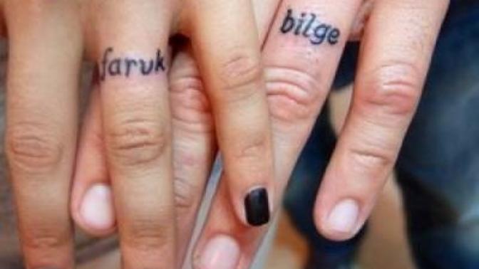 Evlenirken alyans takmak yerine , isim şeklinde dövme yaptırmak hayalim 💭💕💍 Peki siz , böyle bişeyi kabul edermydnz?