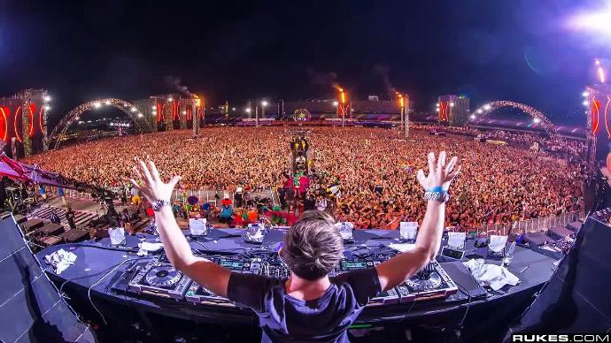 Sizce en iyi dj Dimitri Vegas & Like Mike mı yoksa Hardwell mı?
