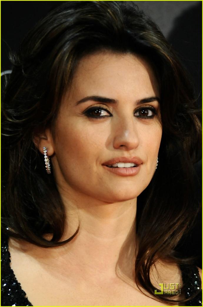 Dünya üzerinde Monica Bellucci ve Penelope Cruz'dan daha çekici ve seksi kadın yoktur. Sizce?