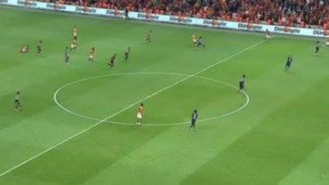 Hakemler iş başında.. Podolski'nin attığı golün neresi ofsayt?