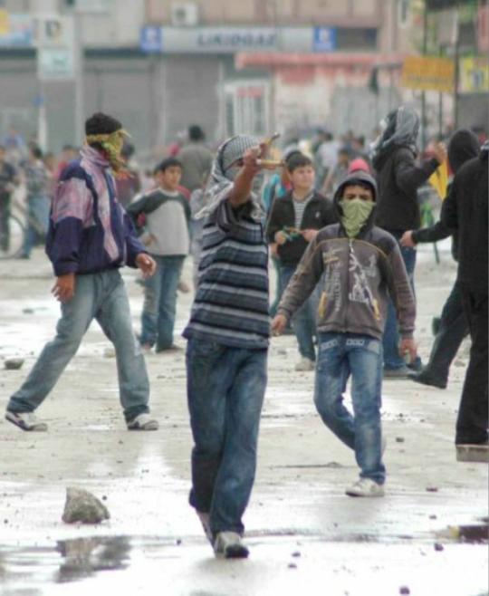 Türk askerine selam veren çocuk ile Türk askerini taşlayan çocuk kardeş olur mu?