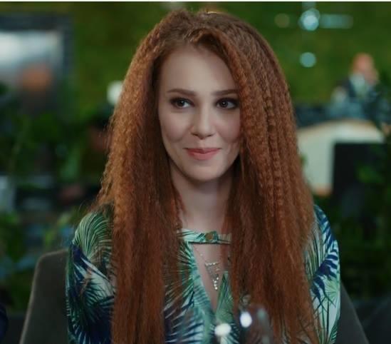 Sizce Elçin Sangu hangi fotoğrafta daha güzel ve tatlı? Hangi resimde saçı daha tatlı ve güzel?