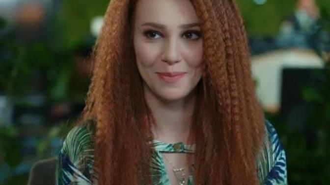 Sizce Elçin Sangu hangi fotoğrafta daha güzel ve tatlı? Hangi resimde saçı daha tatlı ve güzel?