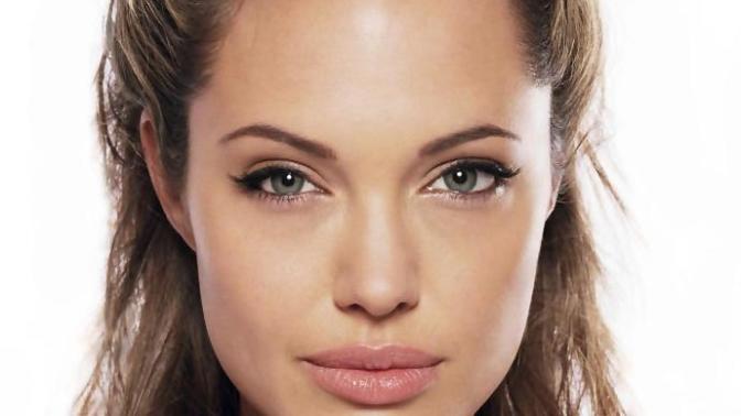 Angelina Jolie mi? Monica Bellucci mi?