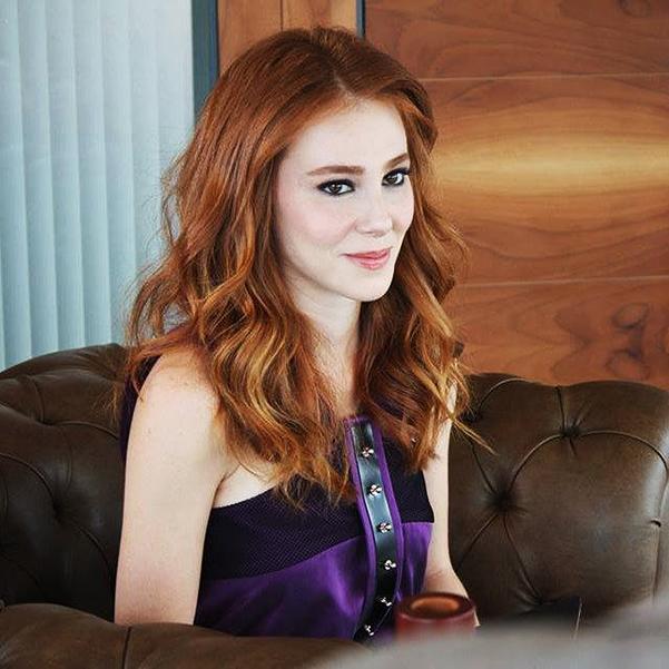 Elçin Sangu'nunsaçı hangi resimlerde daha güzel? Kıvırcık olan resimlerde mi? Dalgalı olanlarda mı?