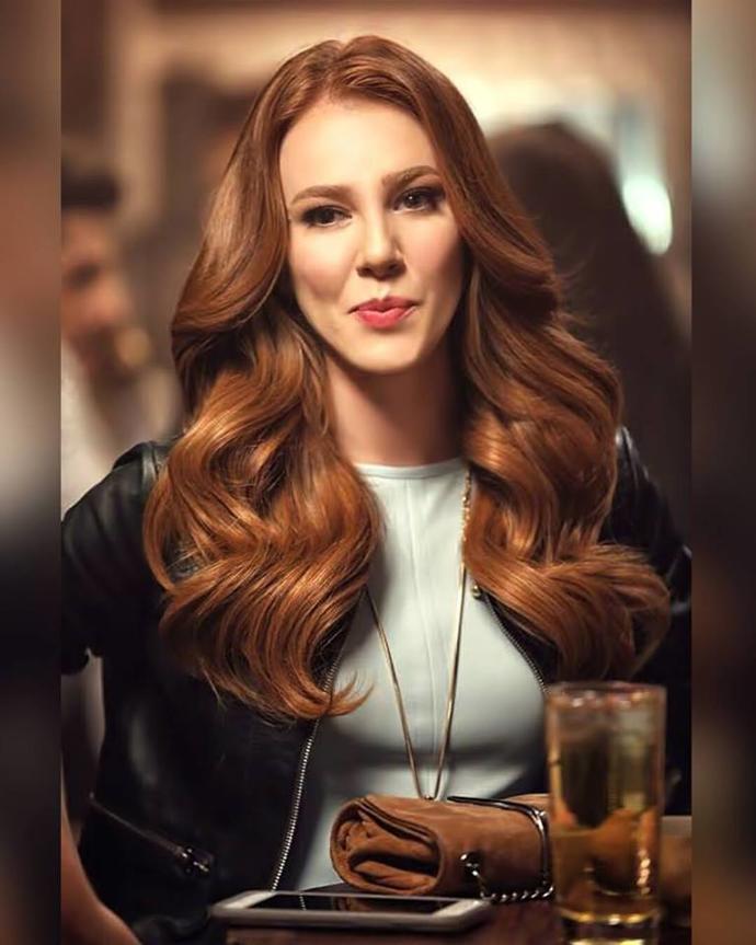 Elçin Sangu'nunsaçı hangi resimlerde daha güzel? Kıvırcık olan resimlerde mi? Dalgalı olanlarda mı?
