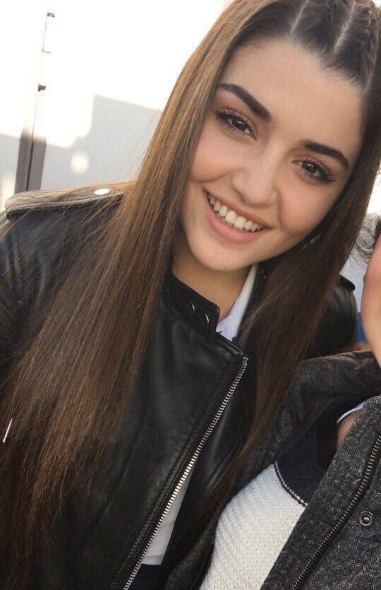 Bu Hande Erçel Çok Seksi Ve Çekici Bir Kız Değilmi?