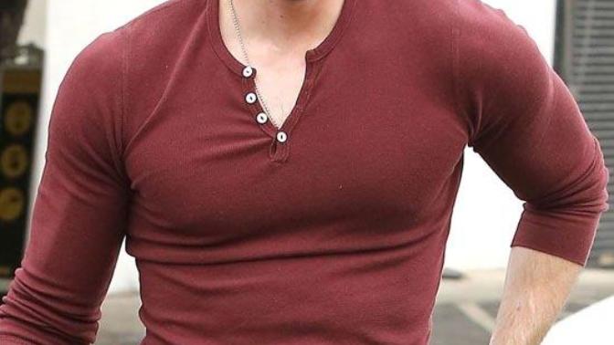 Tshirt üstünden belli olan göğüs kasları nasıl sizce?