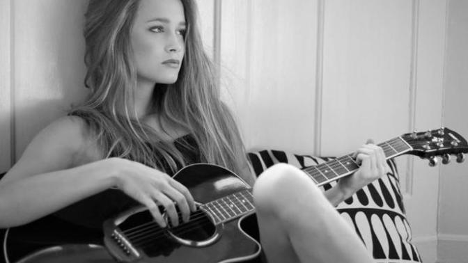 Gitar çalan kız mı Top oynayan kız mı daha çekici sizce?