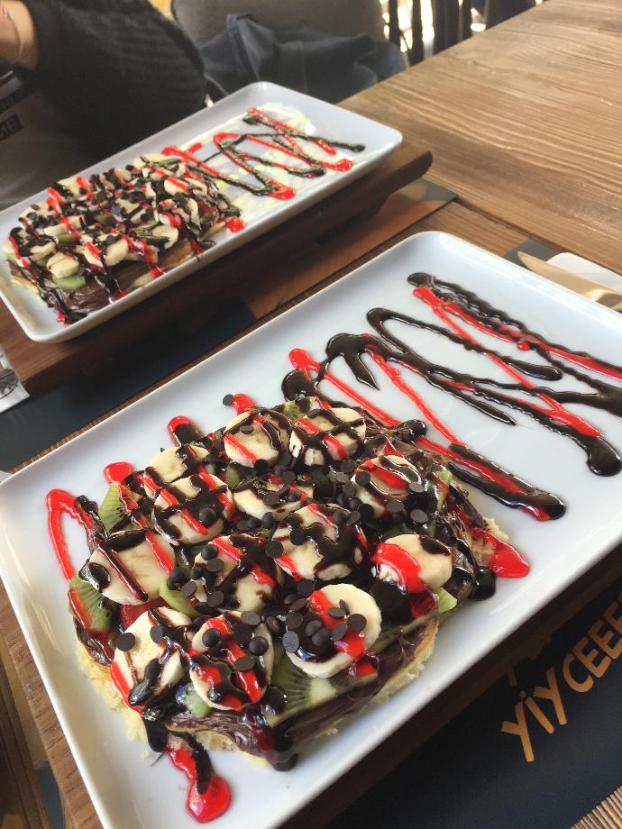 Sizce waffle abartılmış balon bir tatlı mı yoksa güzel bir tatlı mı? 