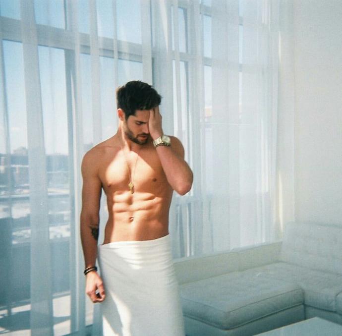 Nick Bateman çok seksi değil mi?