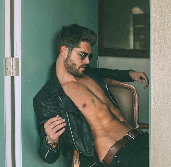 Nick Bateman çok seksi değil mi?