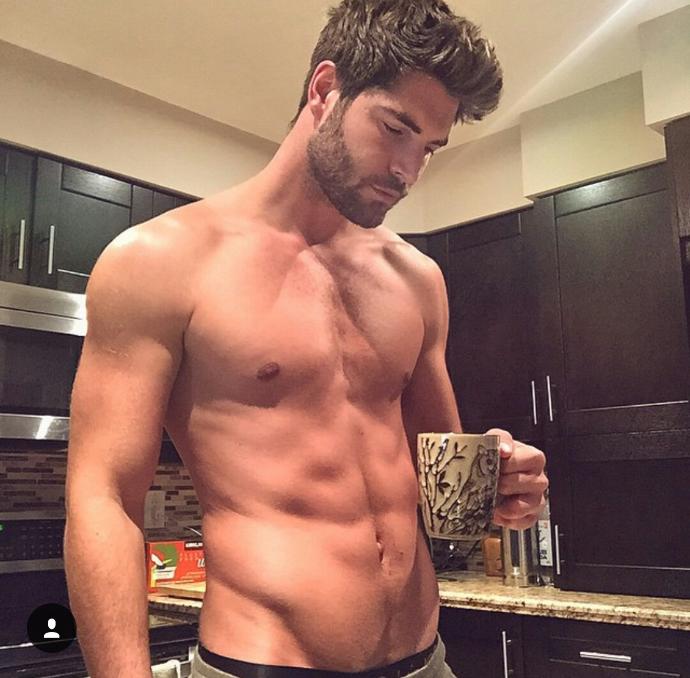 Nick Bateman çok seksi değil mi?