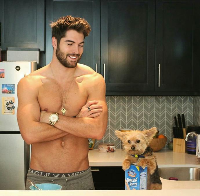 Nick Bateman çok seksi değil mi?