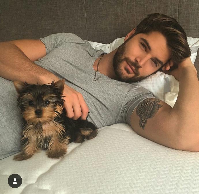 Nick Bateman çok seksi değil mi?