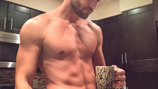 Nick Bateman çok seksi değil mi?
