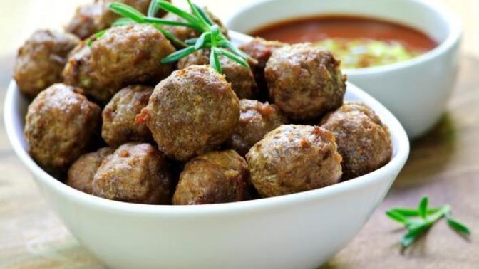 Nefis bir akşam yemeği menüsü için köftenin yanına en iyi neler gider?
