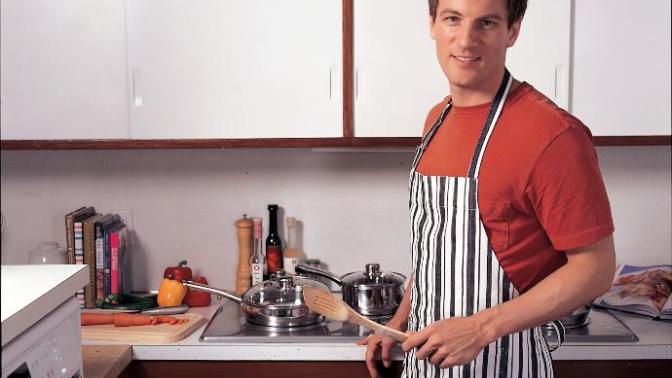 Yemek yapan erkek mi Çocuk bakan erkek mi daha çekicidir?