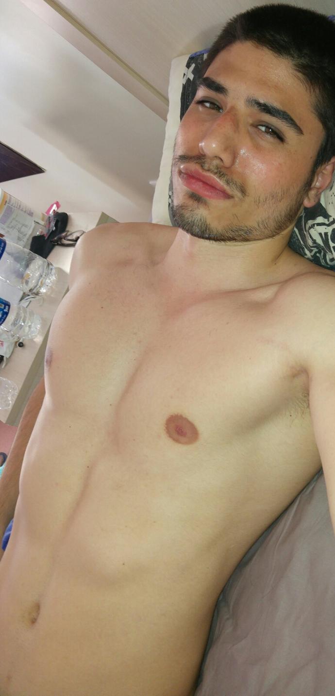 Kızlar, merhaba sizce ben fotolara bakılınca gay gibi mi duruyorum?