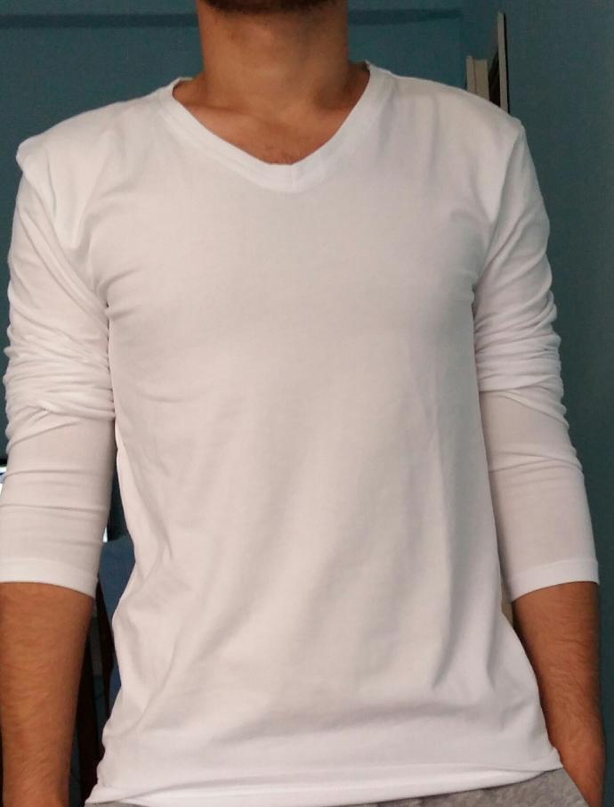 Beyaz t-shirt aldım ama göğüs uçlarım belli oluyor.😂 Sizce itici mi duruyor?