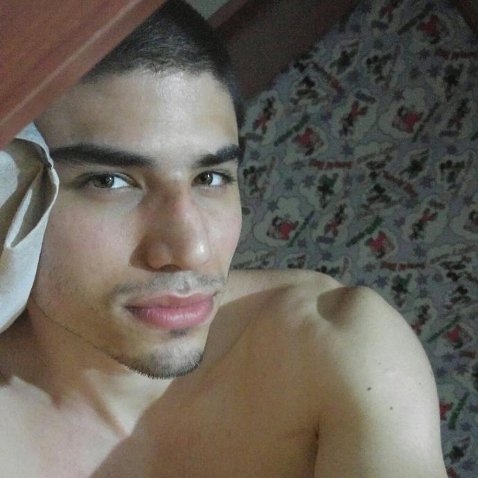 Kızlar, ben gay gibi mi duruyorum?