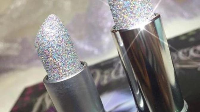 Glitter simli ruj MAC markalı?