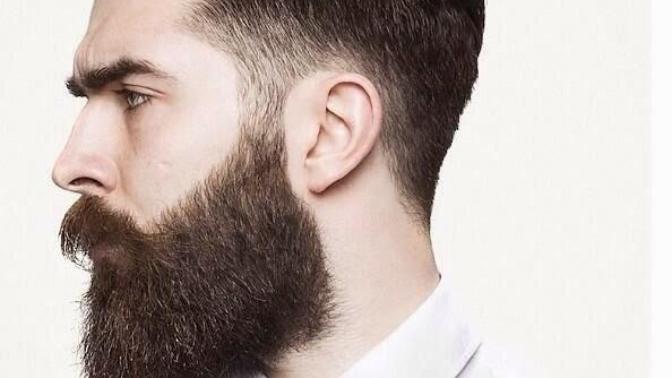 Böyle erkeklerin kesinlikle gay olduğuna inanıyorum, sakal uzatıp kısa tayt gibi pantolon giyen erkekmi olur?