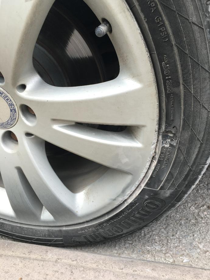 Arabayla yamuk kaldırıma çarptım lastik sıkıntı yaratırmı?