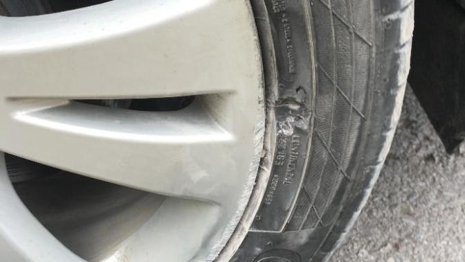 Arabayla yamuk kaldırıma çarptım lastik sıkıntı yaratırmı?
