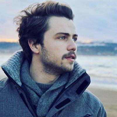 Tolga sarıtaş mı daha yakışıklı yoksa berk atan mı?
