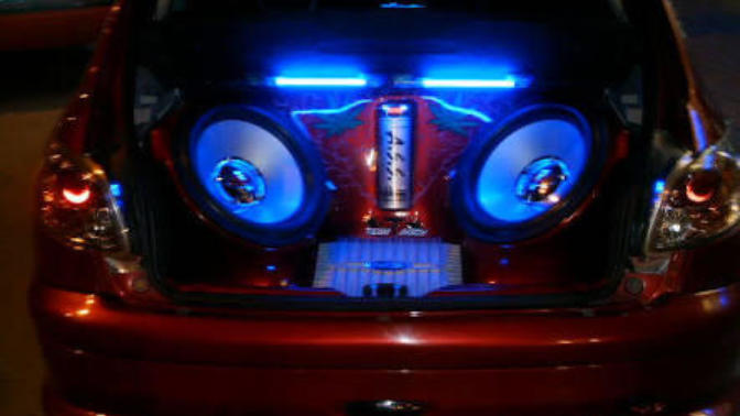 Kızlar, Araba da Bass lı yüksek sesle müzik dinleyenlerin hakkında ne düşünüyorsunuz?