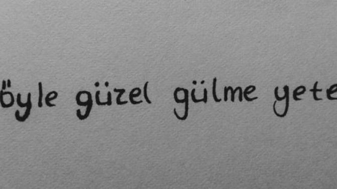 "Öyle güzel gülme" demeniz gereken birisi var mı?