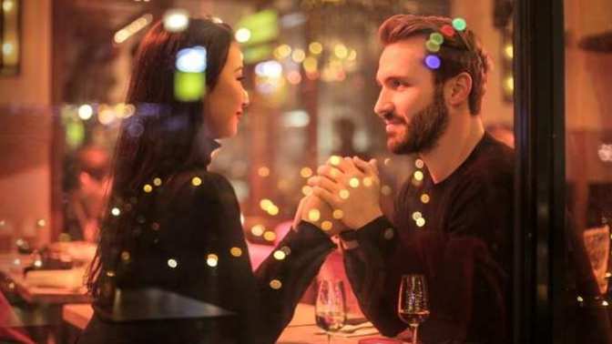 Uzaktaki sevgiliye bir şey göndermeden nasıl doğum günü kutlanır?