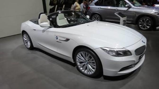 Üstü açık araba mı tercih edersiniz yoksa hız motoru mu? BMW Z4 vs BMW S1000RR?