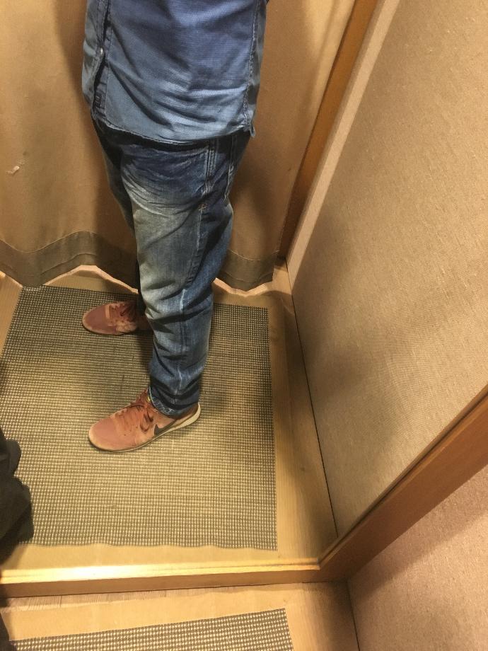 Kızlar, renk olarak hangi pantolon daha iyi sizce?